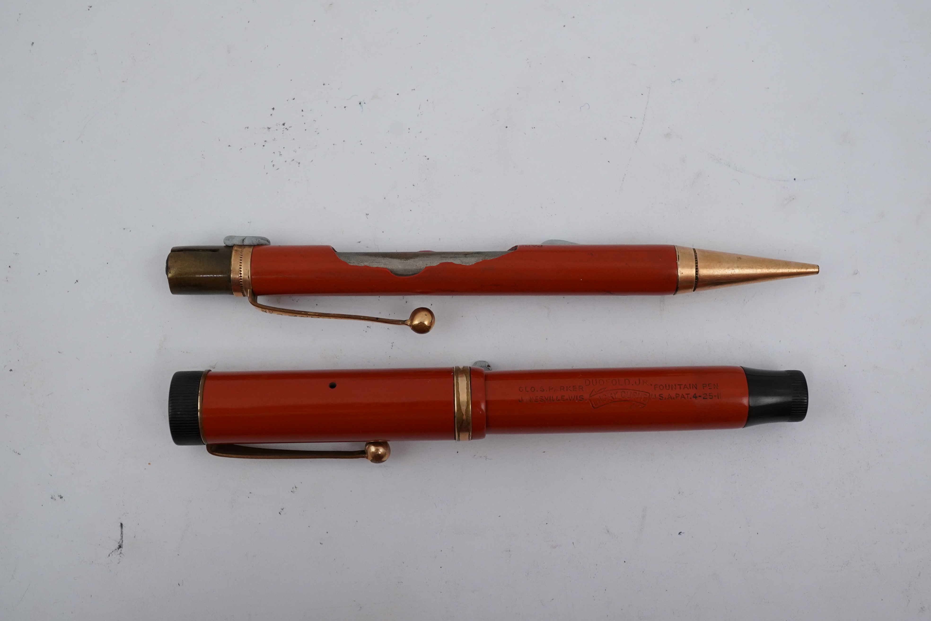 A Parker Duofold Lucky Curve fountain pen, and matching propelling pencil. Condition - poor